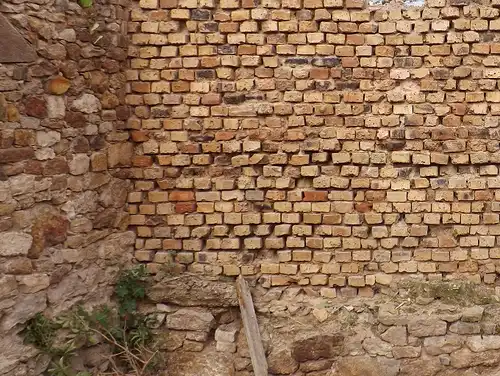 alte Mauersteine antike rustikale Ziegel Klinker Backsteine historisch Mauerwerk gerumpelt