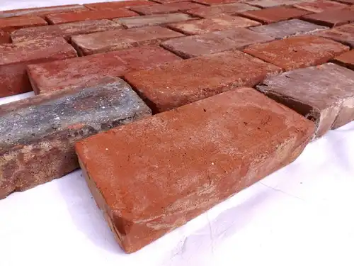 Bodenziegel Bodenplatten Weinkeller Antikziegel alte Mauersteine Backsteine Terracotta Ziegelboden
