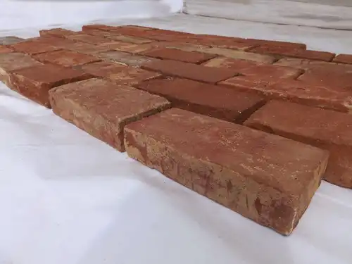 Bodenziegel Bodenplatten Weinkeller Antikziegel alte Mauersteine Backsteine Terracotta Ziegelboden
