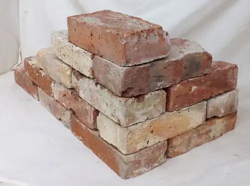 Antikziegel rustikale alte Mauersteine Ziegel Klinker Backsteine Rückbauziegel Mauerwerk historisch

