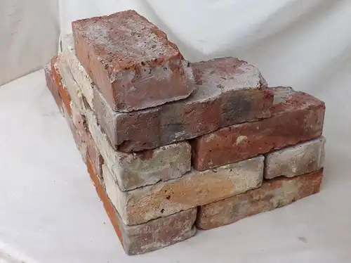 Antikziegel rustikale alte Mauersteine Ziegel Klinker Backsteine Rückbauziegel Mauerwerk historisch
