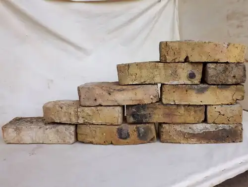 Alte Mauersteine antike rustikale Ziegel Klinker Backsteine historisch Mauerwerk gerumpelt
