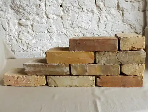 Antike Ziegelsteine rustikale Klinker Verblender alte Mauersteine historisches Mauerwerk mediterran
