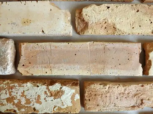 hell gelbe Ziegelriemchen Antikriemchen Steinriemchen alte Mauersteine Wandpanele mediterrane Wand-Gestaltung Wandfliese