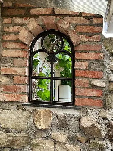 Gartenbau Fenster Nische Ruinenmauer gotisch Gussfenster Ziegel Klinker Rückbau steine