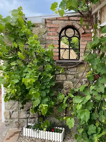 Gartenbau Fenster Nische Ruinenmauer gotisch Gussfenster Ziegel Klinker Rückbau steine