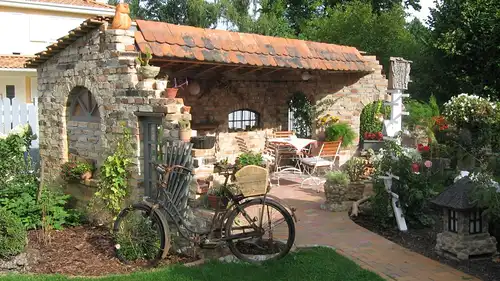 Gartenhaus englisch gotisch Stein Rückbau Baustoffe Klinker Sandsteine Ziegel Balken Dachziegel