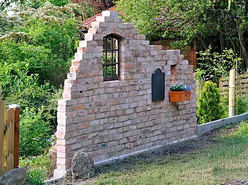 Gartenhaus englisch gotisch Stein Rückbau Baustoffe Klinker Sandsteine Ziegel Balken Dachziegel