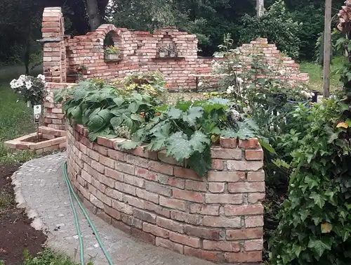 Gartenhaus englisch gotisch Stein Rückbau Baustoffe Klinker Sandsteine Ziegel Balken Dachziegel