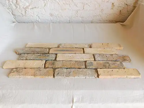 Mediterranes Flair Wandgestaltung sonnig Verblendsteine Steinwand-Optik original alte Backsteine DIY