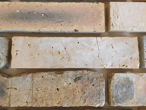 Mediterranes Flair Wandgestaltung sonnig Verblendsteine Steinwand-Optik original alte Backsteine DIY