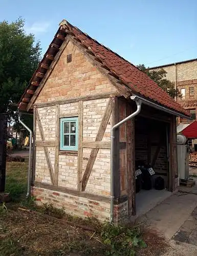 Tiny house Ferienhaus Gartenlaube Nachhaltig wohnen Altholz Restbaustoffe alte Dachziegel Altziegel Klinker Altholzbalken