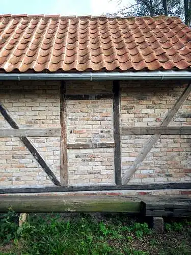 Tiny house Ferienhaus Gartenlaube Nachhaltig wohnen Altholz Restbaustoffe alte Dachziegel Altziegel Klinker Altholzbalken