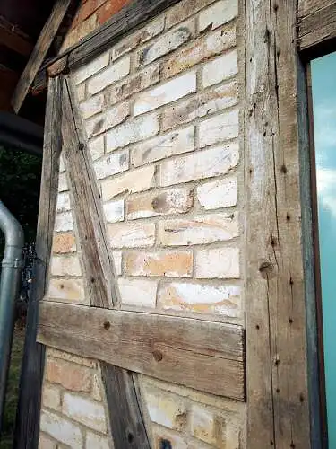 Tiny house Ferienhaus Gartenlaube Nachhaltig wohnen Altholz Restbaustoffe alte Dachziegel Altziegel Klinker Altholzbalken