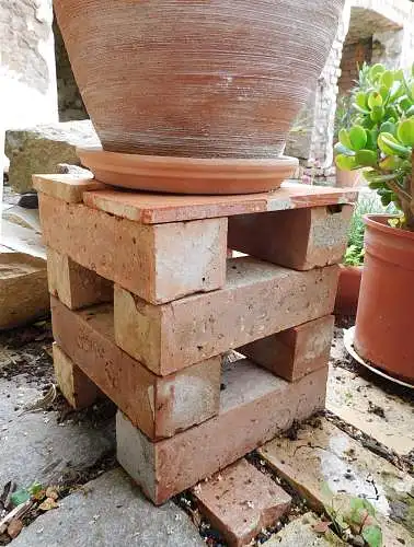 Pflanzenständer Blumentopf Untergestell Garten Konsole Beistelltisch Blumentreppe alte Ziegel Backstein Altziegel DIY