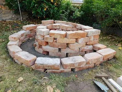 Kräuterschnecke Kräuterspirale Kräutergarten Hochbeet Garten Beet originale historische Ziegel Klinker Stein Backstein Bauerngarten DIY shabby chic