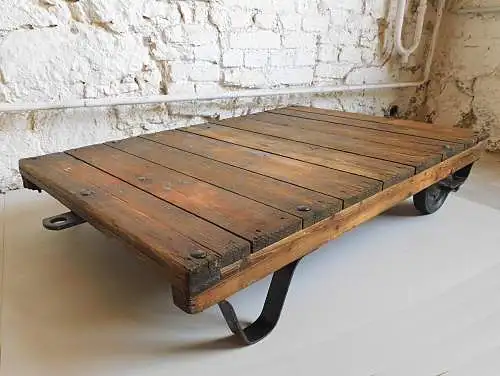 shabby Salon Sofa Couch tisch upcycling paletten rollwagen Loft Factory Style Rollpalette DDR Holztisch