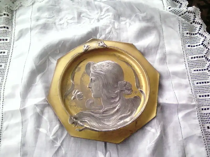 Teller, Silberzinn, Rand vergoldet, Frauengesicht, Blumen, 8-eckig. 1