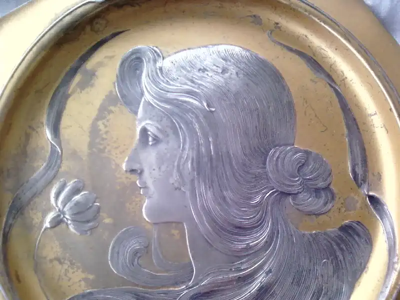 Teller, Silberzinn, Rand vergoldet, Frauengesicht, Blumen, 8-eckig. 2