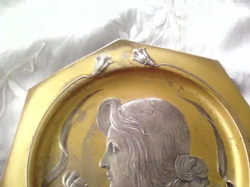 Teller, Silberzinn, Rand vergoldet, Frauengesicht, Blumen, 8-eckig. 3