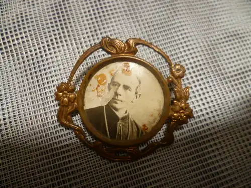 Jugendstil Ansteckbrosche von 1924 Kupfer Messing geprägt H : 35 x 30 mm 