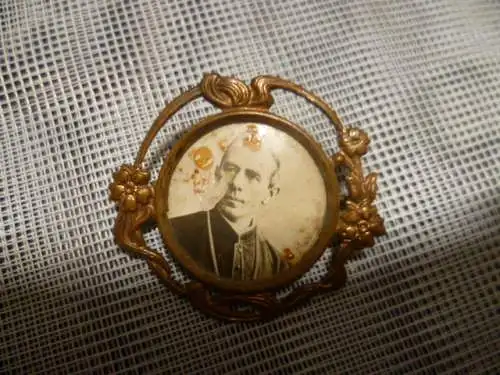 Jugendstil Ansteckbrosche von 1924 Kupfer Messing geprägt H : 35 x 30 mm 