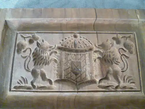 Biedermeier  Wappen mit Löwen rechts und links Kirschbaum sehr fein geschnitzt museal Provenienz Bäckerei in Bretten 