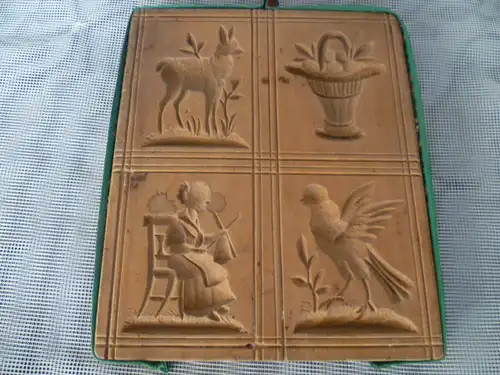 Sprengerlesmodel fein und tief ausgeschnitzt Großmutter als Strickerin , Reh in Landschaftsreserve Biedermeierkorb Falke Provenienz Bäckerei in Bretten 