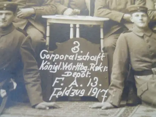 3 Corporalschaft Königl. Württ. Rek.I Depot F. A. 13 Feldzug 1917    Postkarte mit Gruppenbild