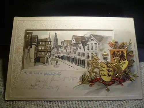 Reutlingen ; col. Karte  gelaufen 1900  Wilhelmsstrasse  mit 2 Wappenprägungen Passepartoutkarte