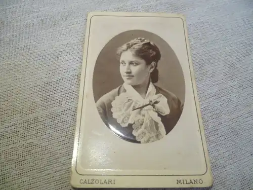 Mailand  Icilio Calzalari Succ a Durani Photostudio ovale Frauenportrait  10,5 x 6,5 cm 