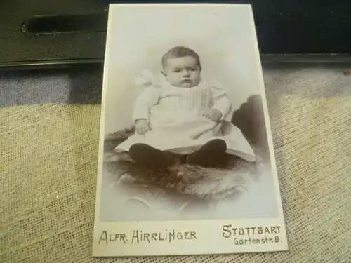 Stuttgart Alfred Hirrlinger königl. Hofphotograph   Gartenstrasse  :  Mädchen Kinderfoto  um 191o Atelier Hirrlinger Stuttgart  Gartenstrasse 9 Bakalit oder Kunstoffplatte königlicher und herzoglicher Hofphotograph,