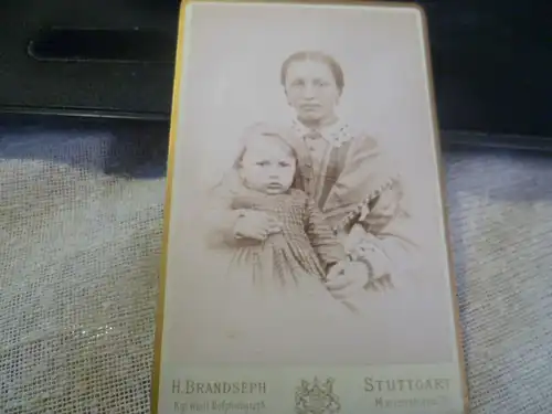 Stuttgart Marienstrase Hermann Brandseph 1857 Stuttgart1907 Königlicher Hofphotograph : Dreiviertel Portraitfoto einer JUngen Frau mit kl. Mädchen um 1900