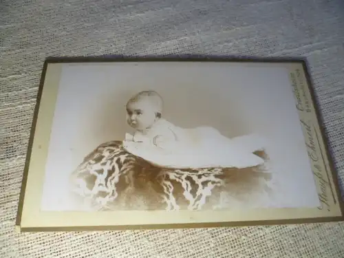 Crailsheim Bahnhofstr. Strauß & Ehmert   :   kleines Mädchen liegend um 191o Atelier  Strauß & Ehmert