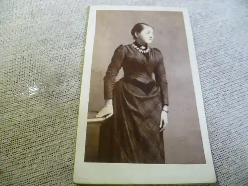 Vaihingen an der Enz Fr. Schray   :   Junge Frau im Sonntagskleid um 1900 Atelier : Fr. Schray    Visitenkarten Foto