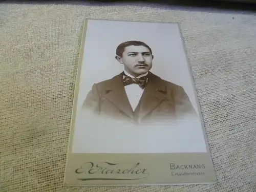 Backnang P Fleischer Photo Atelier Erbstetter Str.   :   Junger Herrmit Fliege im Sonntagsanzug  um 1900 Atelier :     Visitenkarten Foto