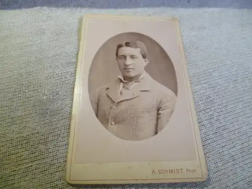 Pforzheim Fotografie A. Schmidt, Foto-Atelier Enzstrasse 7 1 /2,   :   Junger Herr mit Fliege im Mantel  um 1900  Visitenkarten Foto