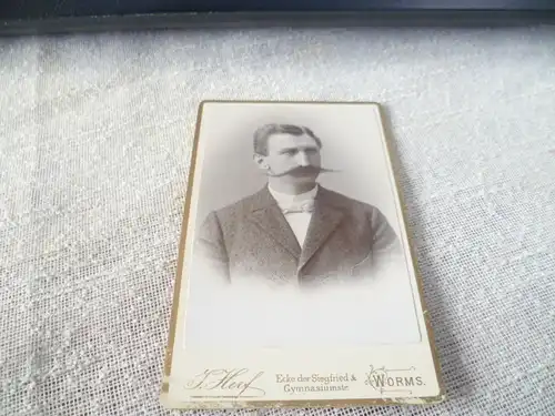    Fotografie J. Herf, Worms Gymnasiumstrasse : Herr mi Bart u Fliege Visitenkarten Foto um 1890  wohl Jurist 