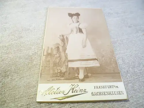 Frankfurt  Fotografie a/M Sachsenhausen Heinz  : Frau im Dindl Visitenkarten Foto um 1890  