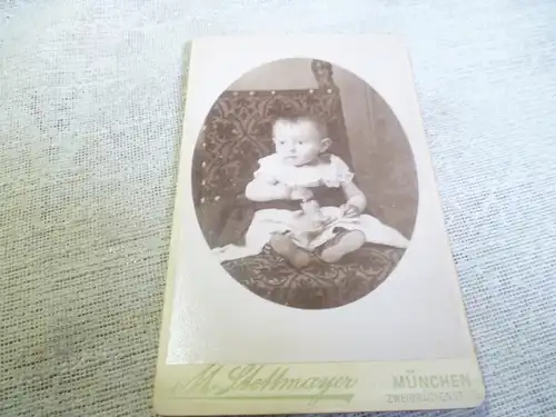 München Zweibrückenstrasse Fotoatelier Stettmeyer :Kleinkind mit Spielzeug sitzend  Visitenkarten Foto um 1890  