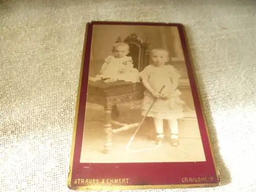 Crailsheim : Portrait 2 kleine Mädchen mit Peitsche  spielen Pferdchen goldig Atelier : Strauss& Ehmerl Schönebürgstr. 73 um  1900 Bakalitplatte?