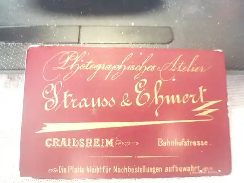 Crailsheim : Portrait  kleines Mädchen sitzt im Geschenkkork  goldig Atelier : Strauss& Ehmerl Schönebürgstr. 73 um  1900 Bakelitplatte?