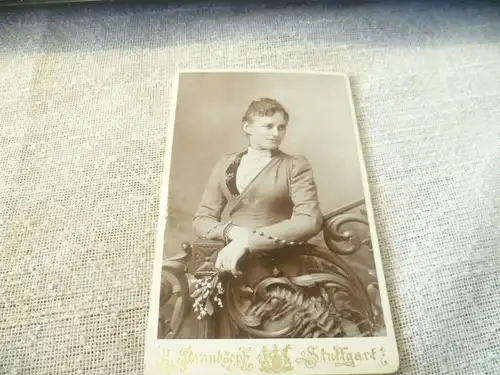 Stuttgart Marienstrase Hermann Brandseph 1857 Stuttgart1907 Königlicher Hofphotograph : Dreiviertel Portraitfoto einer Jungen Frau 1900  Konvolut 2 Fotos