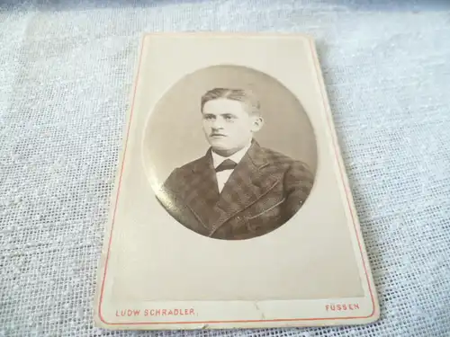 Füssen am Lech   Atelier : Atelier Ludwig Schradler  :  Edler Herr der Gesellschaft  um 1890 