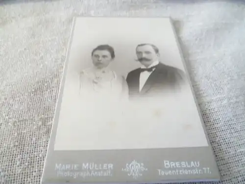 Breslau Atelier Marie Müller Tauentzienstrasse 77 : Ehepaar der  Gesellschaft Bakelit oder Kunstoffplatte um 1890-1910
