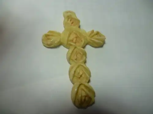 Ebersbacher Horn carving here a cross with rose carvings around 1880 Length 45 mm I would like to have 29,30 Germany no costs more!