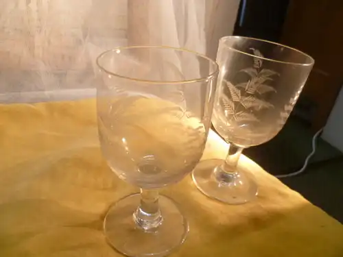 Biedermeier Gläser um 1840 floraler schliffdekor mundgeblasen  u Historismusgläser ab 1860  auch Karaffen verschiede Sts  2 +4+4 Sets