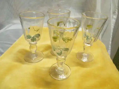 Biedermeier Gläser um 1840 floraler schliffdekor mundgeblasen  u Historismusgläser ab 1860  auch Karaffen verschiede Sts  2 +4+4 Sets