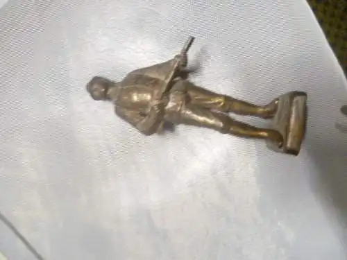 Hunters in the area with rifle held up patinated zinc casting Art Nouveau around 1900 Height: 16cm