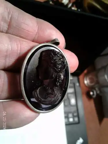 Hoffmann Gablonz Victorian Gemme Tassies um 1880 aus Amethystglas. "Bacchante eine Priesterin des Bacchus"